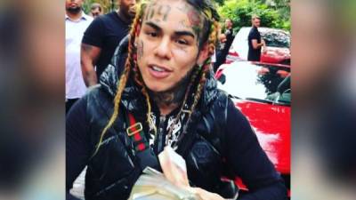 El rapero Tekashi69 dijo ser inocente de los seis cargos que se le imputan.