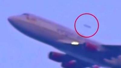 Una toma de video donde supuestamente se observa cerca de un avión un platillo volador.