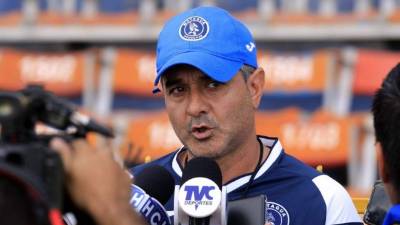 Diego Vázquez dando declaraciones a los medios en el estadio Nacional. Foto Ronald Aceituno