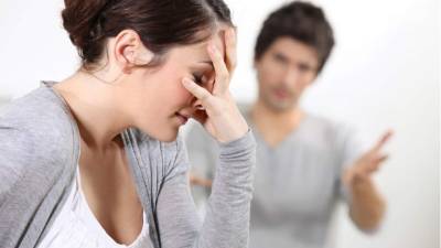 'El enojo y la irritabilidad pueden ser efecto de no dormir bien y de sentirse abrumada por la alimentación de la bebé', le comenta la Doctora Corazón.