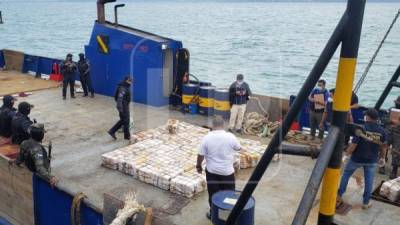 Aseguramiento de la embarcación que transportaba droga en Puerto Castilla.