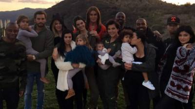 Los Kardashian y los Jenner posan juntos por el Día de Acción de Gracias.La familia al completo posó sonriente para la foto