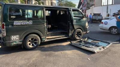 En este bus se conducían las tres personas que resultaron lesionadas esta mañana.
