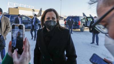 La vicepresidenta de EE. UU., Kamala Harris, habla con la prensa sobre la crisis de Rusia y Ucrania cuando sale del Aeropuerto Internacional General Mitchell en Milwaukee, Wisconsin.