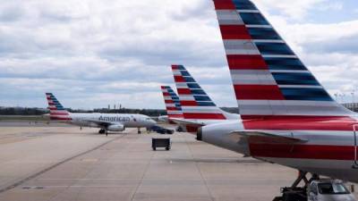 En la imagen, los aviones de American Airlines se ven estacionados en la pista del Aeropuerto Nacional Ronald Reagan de Washington en Arlington, Virginia, EE. UU., el pasado 12 de mayo del 2020.