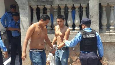 Los detenidos al momento de ser sacados de la vivienda.