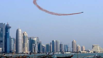 Un avión militar catarí sobrevuela la ciudad de Doha durante un desfile. EFE/Archivo