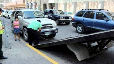 Las grúas se llevan los vehículos que están en barrios con poco tráfico, pero no circulan en la zona de los mercados y el centro donde hay abusos indiscutibles.