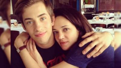 Jimmy Bennett y Asia Argento en una foto antigua tomada de las redes sociales de la actriz.