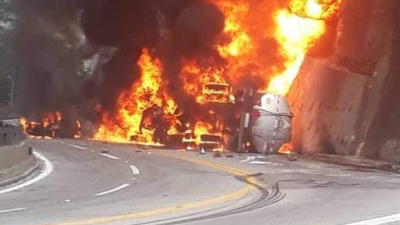 Momento en el que camión cisterna se vuelva y provoca una gran explosión.