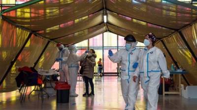 Los residentes se someten a pruebas rápidas de antígenos para el coronavirus durante una detección masiva en la ciudad de León, en el norte de España. Foto AFP