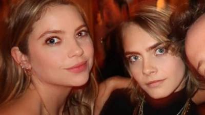 Cara Delevingne (d) celebró su aniversario con la actriz Ashley Benson.