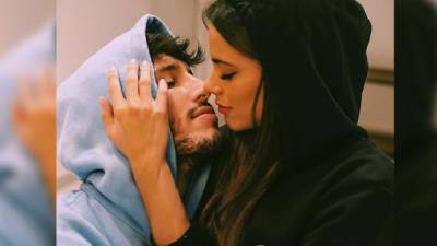 Después de meses de rumores sobre su relación sentimental, la pareja de cantantes al fin hizo oficial su romance dedicándose frases de amor en sus redes sociales.