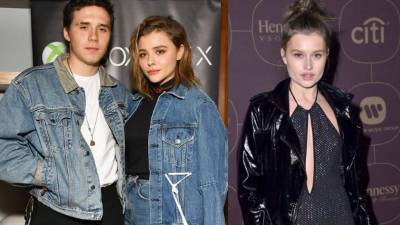 Brooklyn parece haber superado a la actriz Chloë Moretz (chaqueta), con la modelo Lexi Wood's (d).// Fotos archivos.