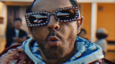 Eugenio Derbez debutó como cantante con un reggaeton que respeta a las mujeres.