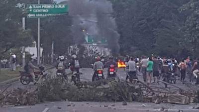 En el sector norte de San Pedro Sula, los habitantes de las colonias Fesitranh y Juan Ramón Molina también reportaron haber estado sin salir de la comunidad el lunes y martes, ya que las entradas las cerraron con ramas y llantas quemadas, perjudicando a más de 5,000 familias.