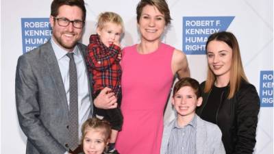 David McKean y Maeve Kennedy junto a sus hijos. Foto: AFP/Archivo