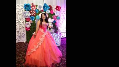 La quinceañera María Fernanda García Torres lució un despampanante y voluminoso diseño en clásico tono rosa.
