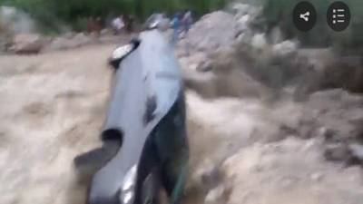 El chofer de una camioneta se salvó de morir luego de intentar cruzar una quebrada en Perú.