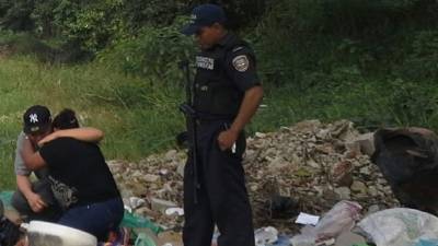 Familiares de la víctima lloran en la escena del crimen.