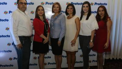 Camilo Suazo, Gabriela Reyes, Norma Franks, Jessica Saravia, Johana Buezo y Michelle Becker