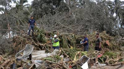 Un equipo de rescate busca a la británica desaparecida Angela Glover a través de los daños del tsunami en Ha’atafu, en la costa occidental de la isla principal de Tonga.