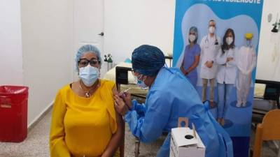 Una persona del área de salud recibe la vacuna de Moderna que fue donada por el gobierno de Israel.