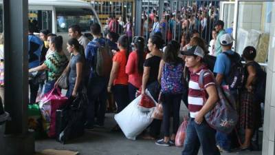 Cientos de personas esperan que salgan las unidades de transporte para llegar a sus destinos en esta Semana Santa.