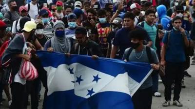 Migrantes recorriendo su camino hacia los Estados Unidos.