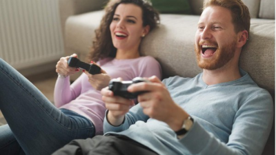 La irónica frase de que las parejas mueren más por falta de creatividad e imaginación que de amor y afinidad suele ser razonable y se hace realidad con más frecuencia de lo que muchos piensan.