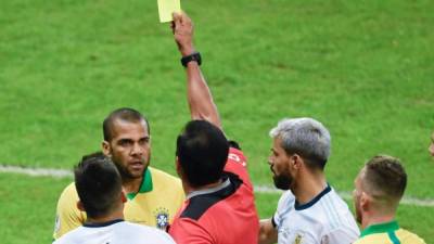 Dani Alves protagonizó un partidazo en el encuentro que Brasil derrotó a Argentina.