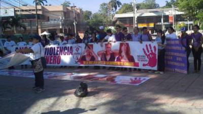 Los grupos de mujeres organizadas realizaron una caminta por el centro de La Ceiba, Atlántida.