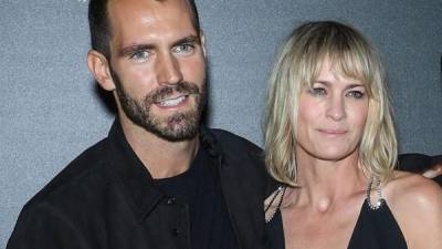 Clement Giraudet sería el tercer esposo de Robin Wright, quien estuvo casada anteriormente con Sean Penn (m. 1996–2010) y Dane Witherspoon (m. 1986–1988).