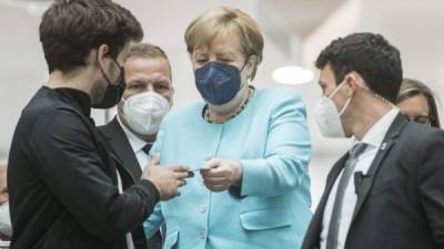 Angela Merkel después de celebrar su conferencia de prensa anual de verano sobre temas nacionales e internacionales en la casa de la Conferencia de Prensa Federal. Foto AFP