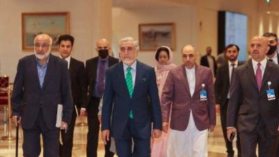 El jefe del Alto Consejo para la Reconciliación Nacional de Afganistán, Abdullah Abdullah, camina durante una reunión internacional sobre la escalada del conflicto en Afganistán. Foto AFP