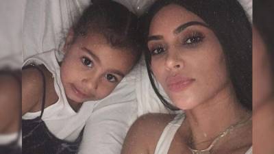 North West junto a su madre, Kim Kardashian. Foto Instagram @kimkardashian