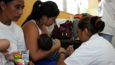 Los padres deben acudir a los centros de salud para vacunar a sus hijos.