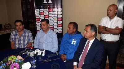 Jorge Salomón ofreció una rueda de prensa acompañado por el entrenador interino de la Selección de Honduras, Carlos Tábora.
