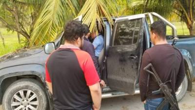 Agentes inspeccionando el vehículo en el que se conducían los comerciantes.