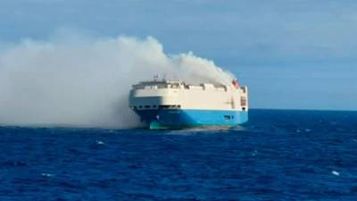 Barco se incendia con vehículos de lujo y está a la deriva