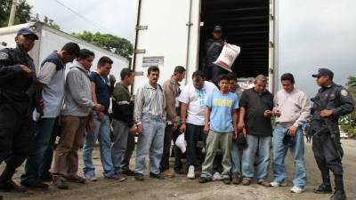 A los presuntos asaltantes se les decomisó tres camiones y un furgón.