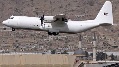 Un avión que transporta ayuda humanitaria de los Emiratos Árabes Unidos se prepara para aterrizar en el aeropuerto de Kabul.