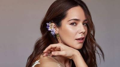 Con varias instantáneas en la cama la actriz dejó verse al natural exhibiendo con orgullo sus imperfecciones.