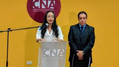 La directora ejecutiva del CNA, Gabriela Castellanos junto a Odir Fernández, coordinador de investigación de la entidad, presentaron el informe.
