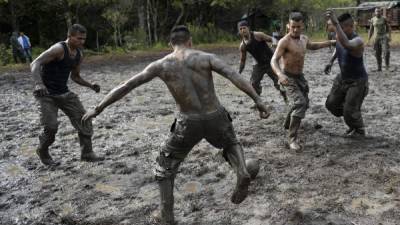 Guerrilleros de las Fuerzas Armadas Revolucionarias de Colombia (FARC) jugar al fútbol en su campamento en El Diamante. AFP