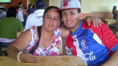 Kevin Solórzano y su madre, Ana Hernández. Foto archivo.