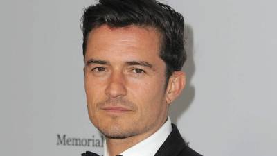 Bloom también se refirió a las escandalosas imágenes de él haciendo surf de remo como Dios lo trajo al mundo.