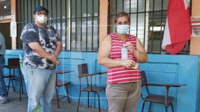 Los sampedranos llevaron sus propios implementos de bioseguridad a sus centros de votación.