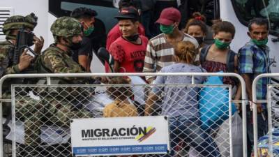 Los venezolanos que regresan a su país debido a la nueva pandemia del coronavirus COVID-19, son vistos en el Puente Internacional Simón Boliviar en Cúcuta. Foto AFP