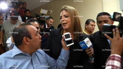 Lena Gutiérrez saliendo del Tribunal de Sentencia en la capital.